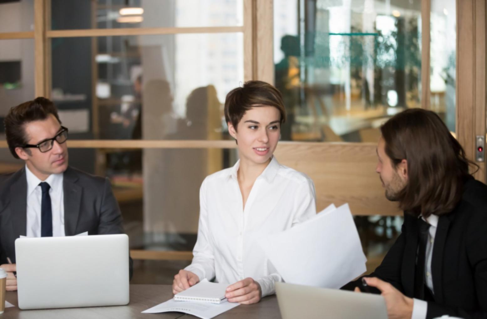 Oficina de kaloriventaq en Zaragoza con equipo revisando análisis financieros